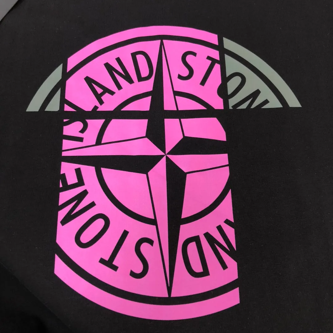 P180 Stone Island Stone Island 2025 latest T-shirt, couple style ~ Original order, stylish and casual short T-shirt, specially made of customized cotton fabric ~ Cotton T-shirt ~ Pre-washed to prevent deformation and shrinkage problem, more comfortable and breathable on the body ~ All available from stock ~ Unique design style, trendy must-have item, complete with three standards 👍 Color: black/white Size: S M L XL (larger version, please indicate your height and weight when placing an order)
